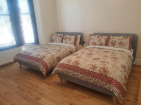 London Luxury 2 Bedroom Flat 5min walk from Overground, with FREE WIFI, FREE PARKING-Sleeps x6 Ilford